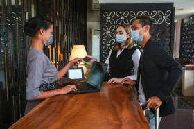 Гостиницы, кафе и салоны красоты получат субсидии на маски и термометры