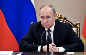 Путин распорядился выделить деньги на зарплату сотрудникам в апреле и мае