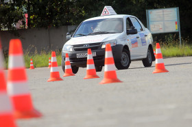 Правительство поможет автошколам