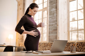 Минтруд разъяснил, на какие льготы на работе могут рассчитывать беременные