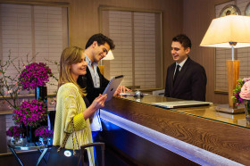 Как в отелях будут принимать неженатых гостей