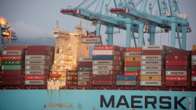 Самый крупный контейнерный перевозчик - датская компания Maersk - запустила контейнеры через Россию, минуя Суэцкий канал.