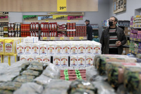 Госдума одобрила право кабмина регулировать цены на основные продукты
