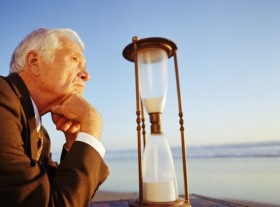 Чиновникам повысят пенсионный возраст